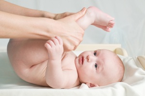 masaj-picioare-bebelus
