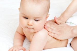 Beneficiile masajului asupra bebelusului tau