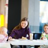 Cu copilul la restaurant: sfaturi pentru o masa reusita