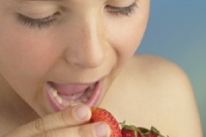 Trucuri pentru a-ti determina copilul sa manance fructe si legume