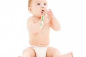 Ingrijirea gingiilor si a primilor dinti la bebelusi