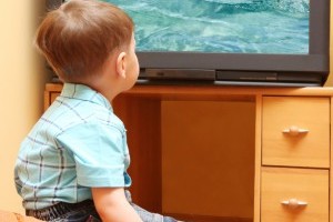 Cum sa tii copilul departe de TV ?