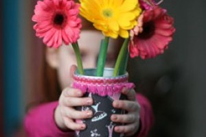 Activitati pentru copii: Vaza de flori facuta dintr-o cutie de cipsuri