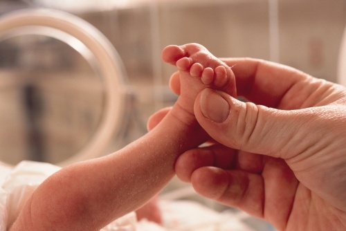 bebe nascut prematur in incubator