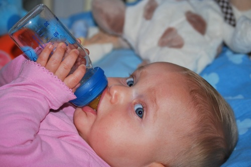 hidratarea-bebelusului-cantitatea-necesara-de-apa